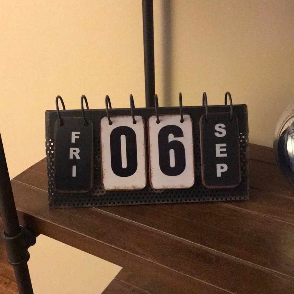 Metal flip calendar